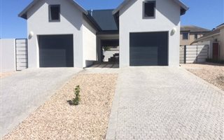 4 Bedroom House in Kraaibosch