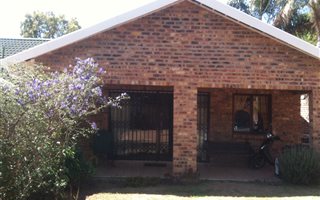 2 Bedroom Garden Cottage in Kensington B