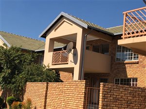 2 Bed Apartment in Rooihuiskraal North