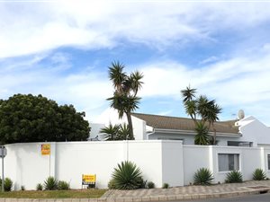 4 Bed House in West Beach