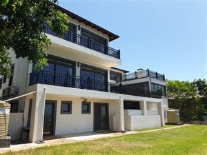 6 Bed House in Sheffield Beach