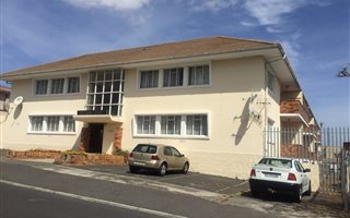2 Bedroom Apartment in Parow Central