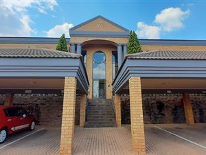 125 m² Commercial space in Die Hoewes