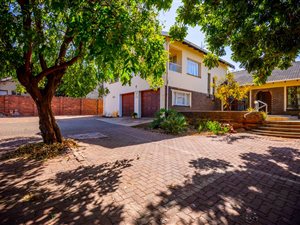 5 Bed House in Die Wilgers
