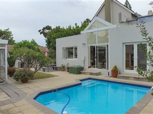 6 Bed House in Bergvliet