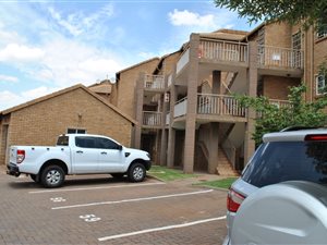2 Bed Apartment in Die Hoewes