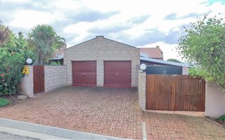 4 Bedroom House in Jeffreys Bay