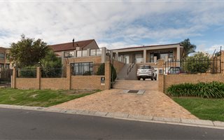 6 Bedroom House in Dennegeur