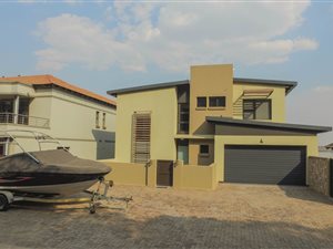 4 Bed House in Bronkhorstbaai