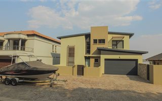 4 Bedroom House in Bronkhorstbaai