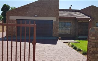 4 Bedroom House in Riamarpark