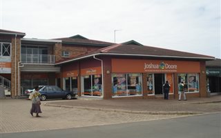 900 m² Retail Space in Arboretum