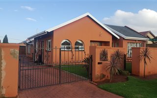 3 Bedroom House in Zakariyya Park