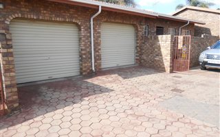 2 Bedroom Townhouse in Die Hoewes
