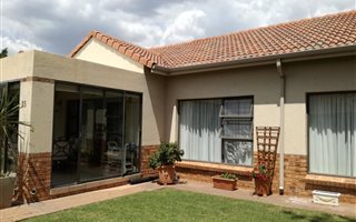 3 Bedroom House in Hazeldean (Silverlakes Surroundings)