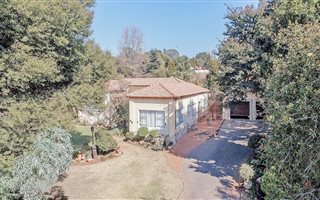4 Bedroom House in Kloofendal