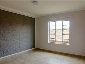 2 Bedroom Apartment in Rooihuiskraal North