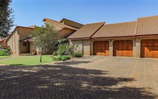 6 Bedroom House in Die Bult
