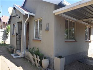 2 Bed House in Lombardy West