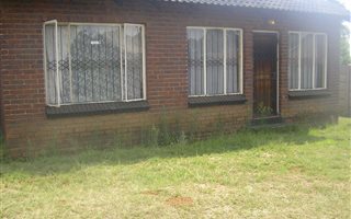 2 Bedroom House in Alra Park