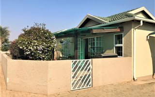 2 Bedroom Simplex in Sunward Park