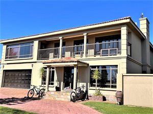 4 Bed House in Woodland Hills