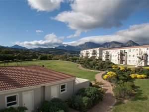 2 Bed Apartment in Sir Lowrys Pass