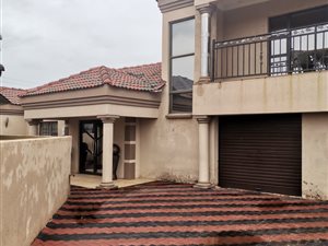 4 Bed House in Golden Gardens