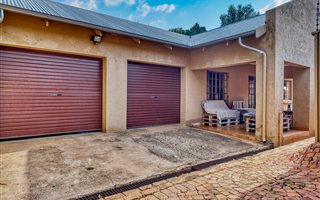 2 Bedroom Duet in Rietfontein