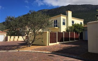 3 Bedroom Townhouse in Hout Bay and surrounds