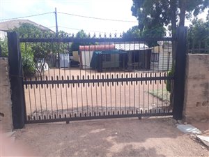 350 m² Land available in Lethlabile