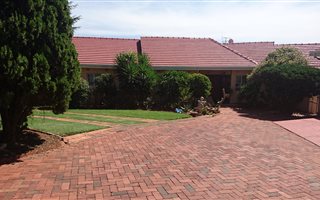 4 Bedroom House in Roodepoort Central