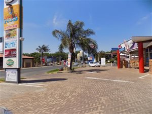 1196 m² Retail Space in Farrarmere