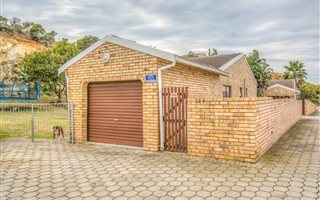 2 Bedroom Townhouse in Newton Park