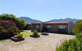 4 Bedroom House in Pringle Bay