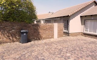 2 Bedroom Simplex in Rooihuiskraal North