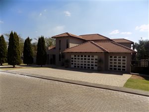 5 Bed House in Ruimsig Country Estate