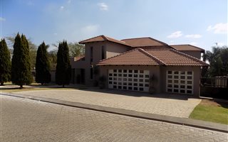 5 Bedroom House in Ruimsig Country Estate
