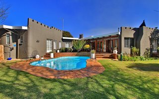 4 Bedroom House in Constantia Kloof