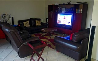 2 Bedroom Flat in Rooihuiskraal North