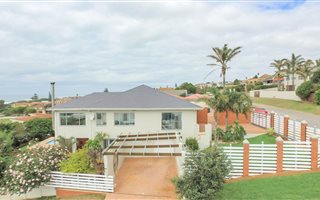 4 Bedroom House in Jeffreys Bay
