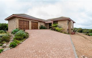 3 Bedroom House in Boggomsbaai