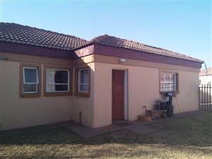 2 Bed Townhouse in Vanderbijlpark CE2