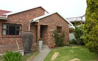 3 Bedroom House in Sunrise on Sea