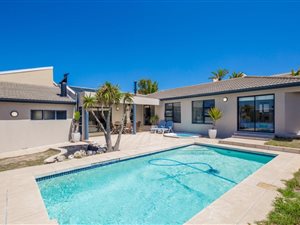 4 Bed House in West Beach