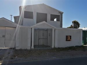 6 Bed House in Pelikan Park