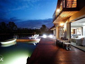 9 Bed House in Shere
