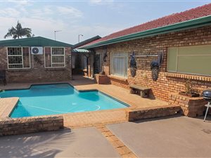 4 Bed House in Dorandia