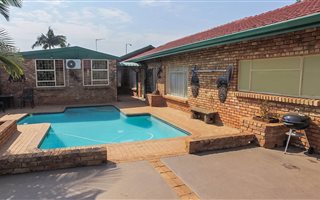 4 Bedroom House in Dorandia