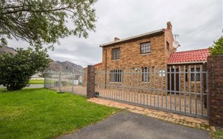 2 Bedroom House in Gordons Bay Central